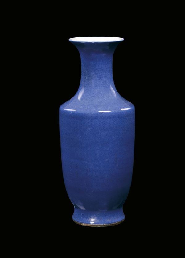 A monochrome blue porcelain vase, China, Qing Dynasty, 19th century