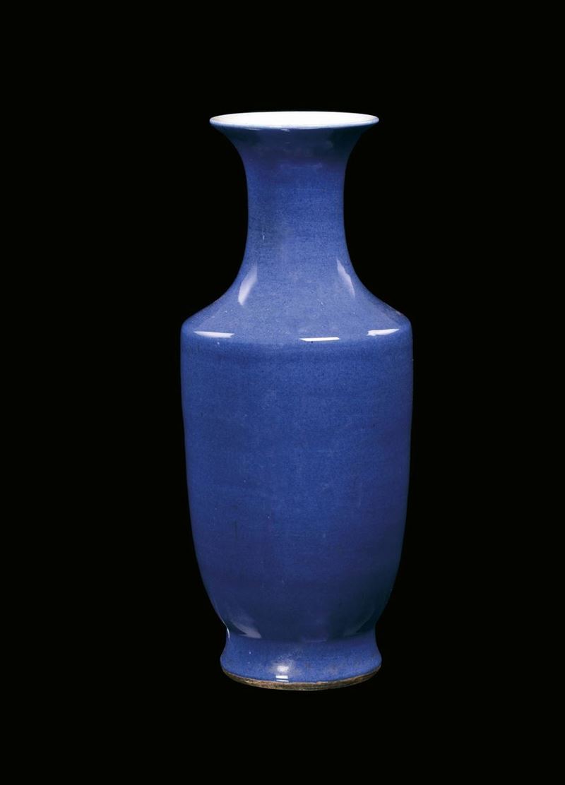 Vaso in porcellana monocroma sulla tonalità del blu, Cina, Dinastia Qing, XIX secolo  - Asta Fine Chinese Works of Art - II - Cambi Casa d'Aste