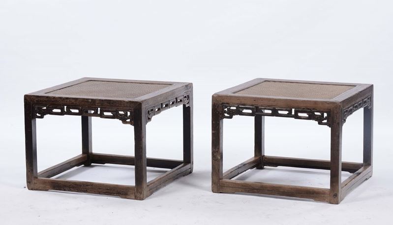 Coppia di tavolini bassi con piano in paglia  - Asta Arredi e Oggetti d'Arte da Importanti Collezioni Private - Cambi Casa d'Aste