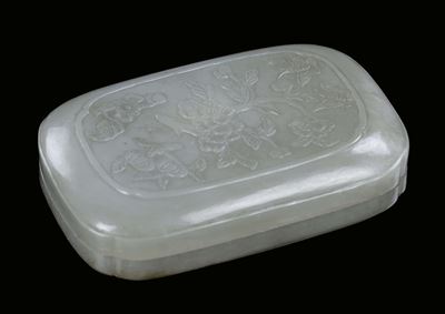 Scatola in Giada Celadon Incisa a Motivi Floreali a Forma Rettangolare con Angoli Lobati, Cina Di...