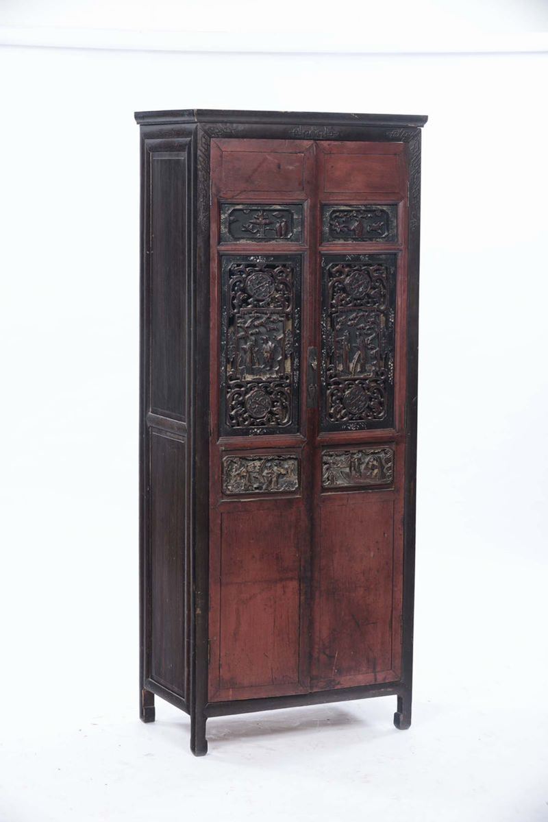 Mobile a due ante scolpite, Cina XX secolo  - Auction Chinese Works of Art - Cambi Casa d'Aste