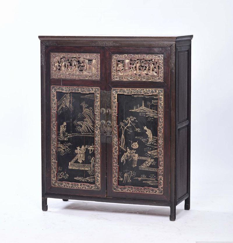 Mobile a due ante scolpite e laccate, Cina XX secolo  - Auction Chinese Works of Art - Cambi Casa d'Aste
