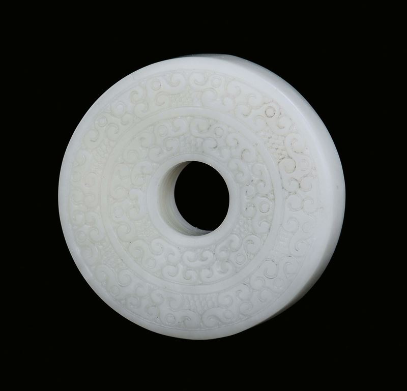 Disco pi in giada bianca a motivi arcaici, Cina, Dinastia Qing, Periodo Qianlong (1736-1795)  - Asta Fine Chinese Works of Art - II - Cambi Casa d'Aste