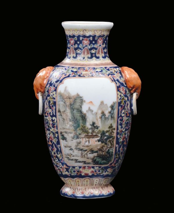 Vasetto con paesaggi in porcellana policroma a fondo blu, Cina, Repubblica, inizio XX secolo