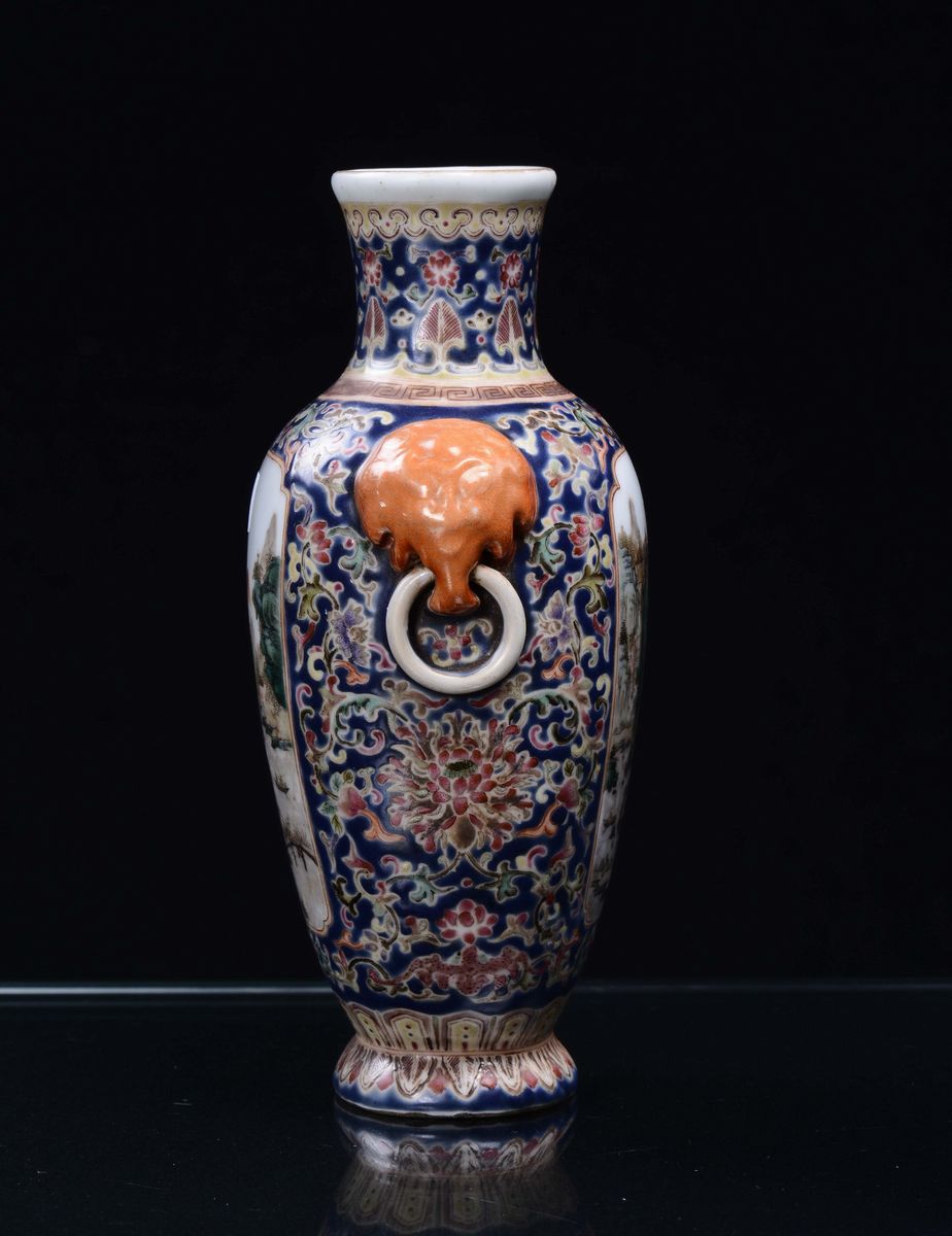 Vasetto con Paesaggi in Porcellana Policroma a Fondo Blu, Cina, Repubblica, Inizio XX Secolo