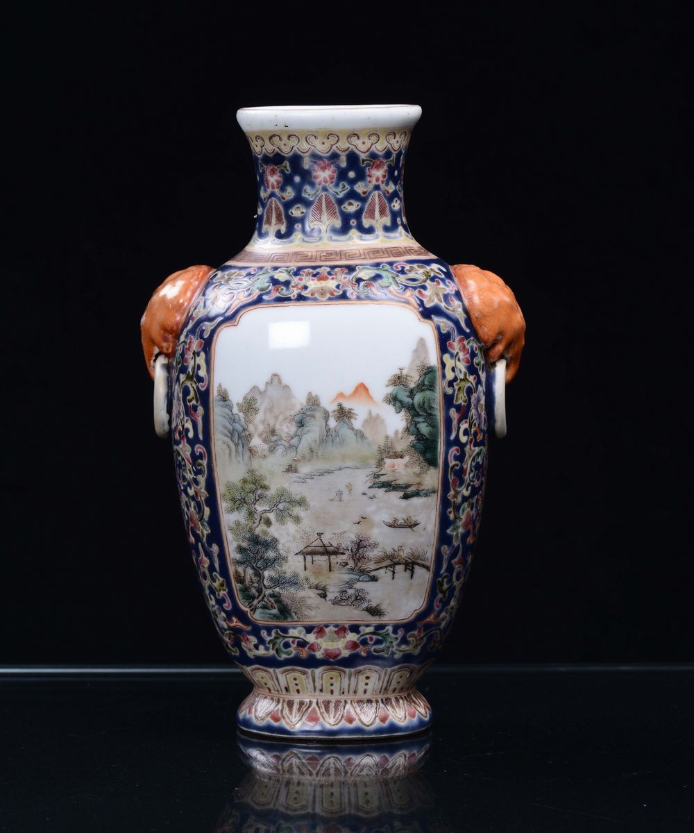 Vasetto con Paesaggi in Porcellana Policroma a Fondo Blu, Cina, Repubblica, Inizio XX Secolo