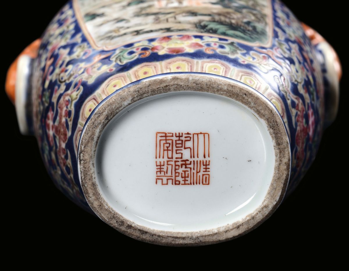 Vasetto con Paesaggi in Porcellana Policroma a Fondo Blu, Cina, Repubblica, Inizio XX Secolo