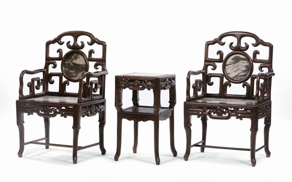 Due poltrone con marmo e tavolino in legno di homu, Cina  XIX secolo