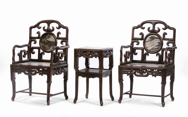 Due poltrone con marmo e tavolino in legno di homu, Cina  XIX secolo  - Asta Fine Chinese Works of Art - II - Cambi Casa d'Aste