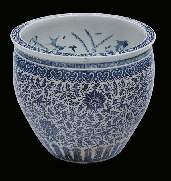 A large white and blue porcelain cachepot with floral decoration, China, Qing Dynasty, 19th century
