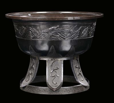 Vasca in Bronzo a Sei Piedi con Decori Incisi, Cina, Dinastia Qing, Periodo Qianlong (1736-1795)
