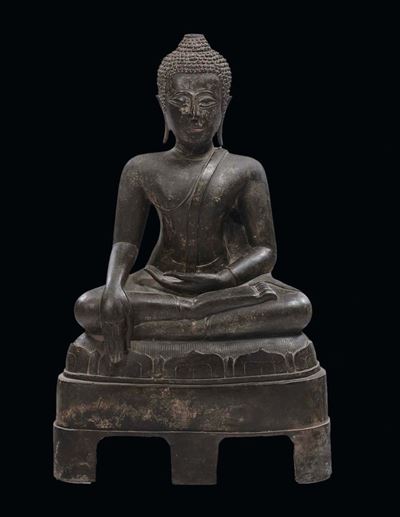 Scultura Raffigurante Divinità in Bronzo con Patina Scura, Thailandia, XVIII Secolo