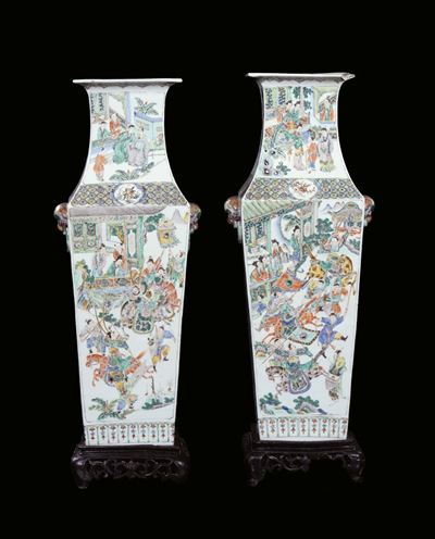 Coppia Vasi in Porcellana Policroma Famiglia Rosa a Sezione Quadrata con Scene Orientali, Cina, D...