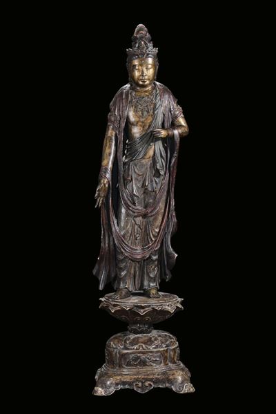 Scultura in Bronzo Laccato e Dorato Raffigurante Divinità, Cina, Dinastia Qing, Periodo Quianlong...