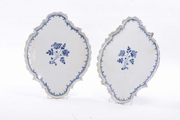 Coppia di vassoi in maiolica con decoro alla berain, XVIII secolo