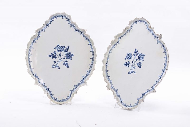 Coppia di vassoi in maiolica con decoro alla berain, XVIII secolo  - Auction Furnishings and Works of Art from Important Private Collections - Cambi Casa d'Aste