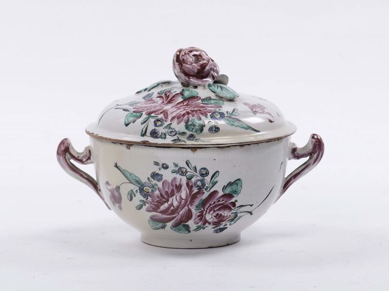 Zuppiera maiolica con decoro alla rosa, Casali e Callegari Pesaro, XVIII secolo  - Auction Furnishings and Works of Art from Important Private Collections - Cambi Casa d'Aste