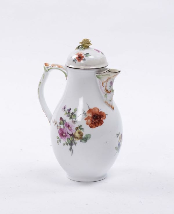 Caffettiera in porcellana a decoro policromo floreale, XIX secolo