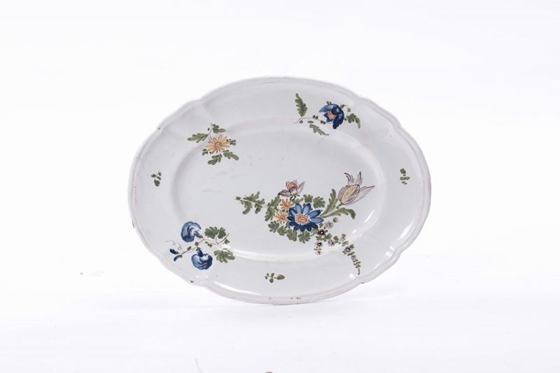 Vassoio ovale in maiolica con decoro al tacchiolo, XVIII secolo  - Auction Furnishings and Works of Art from Important Private Collections - Cambi Casa d'Aste