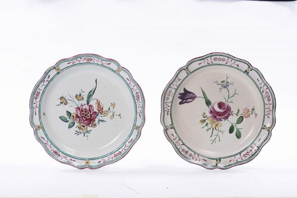 Coppia di piatti in maiolica con decoro alla rosa, XVIII secolo