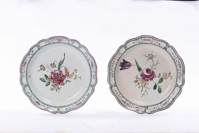 Coppia di piatti in maiolica con decoro alla rosa, XVIII secolo  - Asta Arredi e Oggetti d'Arte da Importanti Collezioni Private - Cambi Casa d'Aste