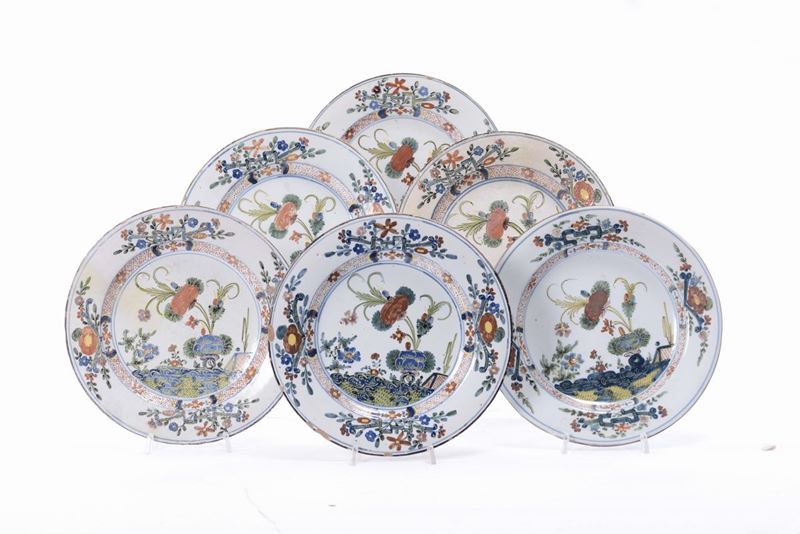 Sei piatti in maiolica con decoro al garofano, Faenza XVIII secolo  - Asta Arredi e Oggetti d'Arte da Importanti Collezioni Private - Cambi Casa d'Aste