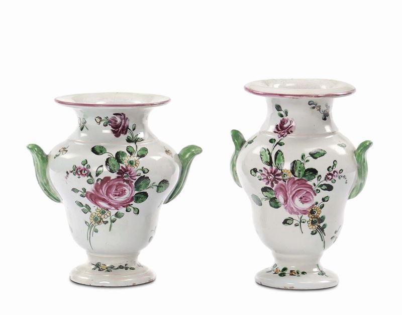 Coppia di vasetti in maiolica con decoro alla rosa, Pesaro XVIII secolo  - Auction Time Auction 8-2014 - Cambi Casa d'Aste
