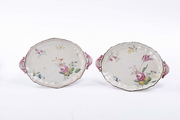 Coppia di vassoietti in maiolica con decoro alla rosa, XVIII secolo