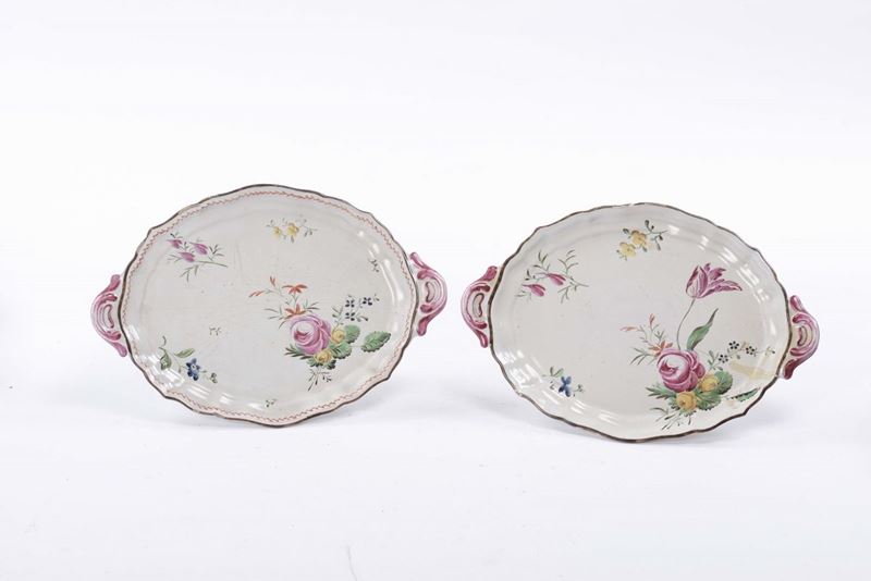 Coppia di vassoietti in maiolica con decoro alla rosa, XVIII secolo  - Asta Arredi e Oggetti d'Arte da Importanti Collezioni Private - Cambi Casa d'Aste