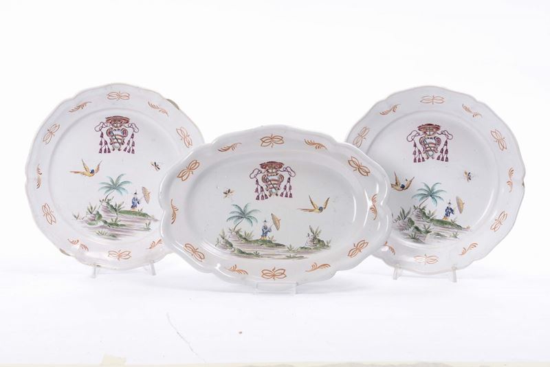 Due piatti ed un vassoio in porcellana, Francia XVIII secolo  - Auction Time Auction 9-2013 - Cambi Casa d'Aste