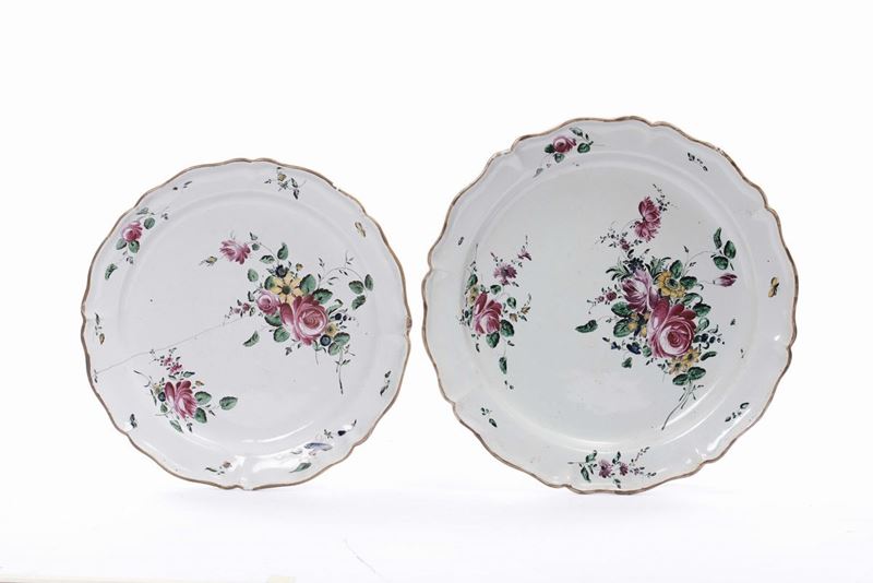 Due grandi piatti in maiolica con decoro alla rosa, Francia XVIII secolo  - Asta Arredi e Oggetti d'Arte da Importanti Collezioni Private - Cambi Casa d'Aste
