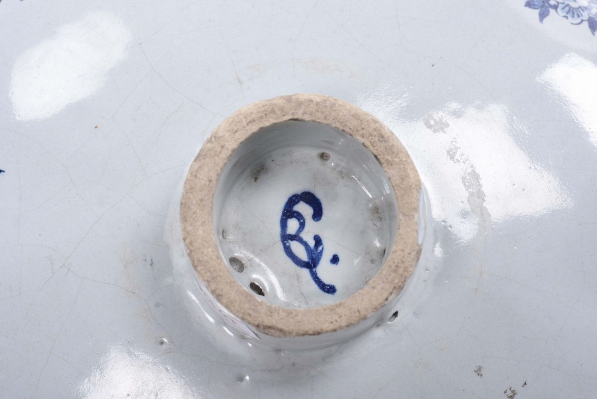 Centrotavola in Maiolica a Due Manici Foggiato a Stampo, XIX Secolo