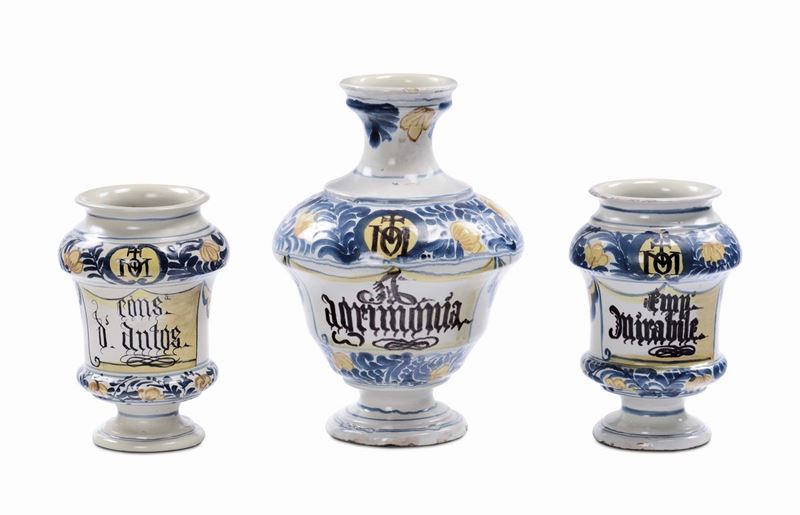 Bottiglia e due albarelli da farmacia a decoro blu e giallo, XVIII secolo  - Asta Arredi e Oggetti d'Arte da Importanti Collezioni Private - Cambi Casa d'Aste