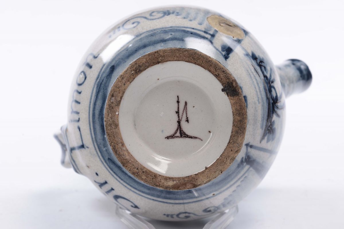 Boccale in Maiolica di Farmacia con Decoro a Scenografia Barocca, Savona XVIII Secolo