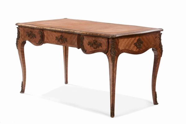 Scrivania da centro Luigi XV lastronata, fine XVIII secolo
