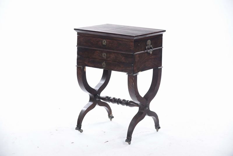Tavolino da lavoro lastronato, XIX secolo  - Asta Arredi e Oggetti d'Arte da Importanti Collezioni Private - Cambi Casa d'Aste
