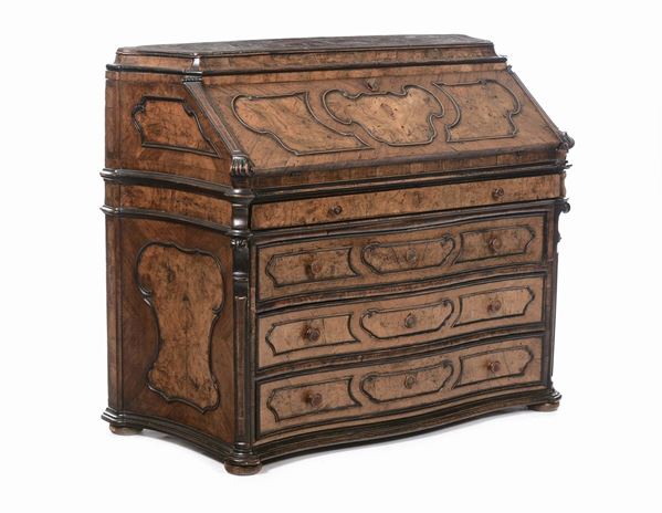 Ribalta Luigi XIV interamente lastronata in radica, Lombardia XVIII secolo