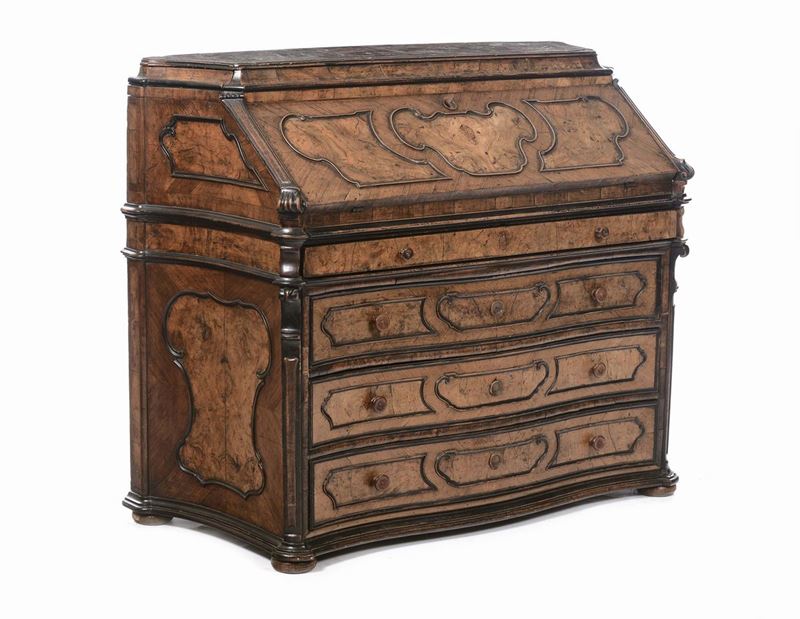 Ribalta Luigi XIV interamente lastronata in radica, Lombardia XVIII secolo  - Asta Arredi e Oggetti d'Arte da Importanti Collezioni Private - Cambi Casa d'Aste