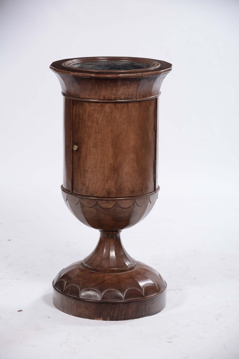 Comodino a vaso lastronato, XIX secolo  - Asta Arredi e Oggetti d'Arte da Importanti Collezioni Private - Cambi Casa d'Aste
