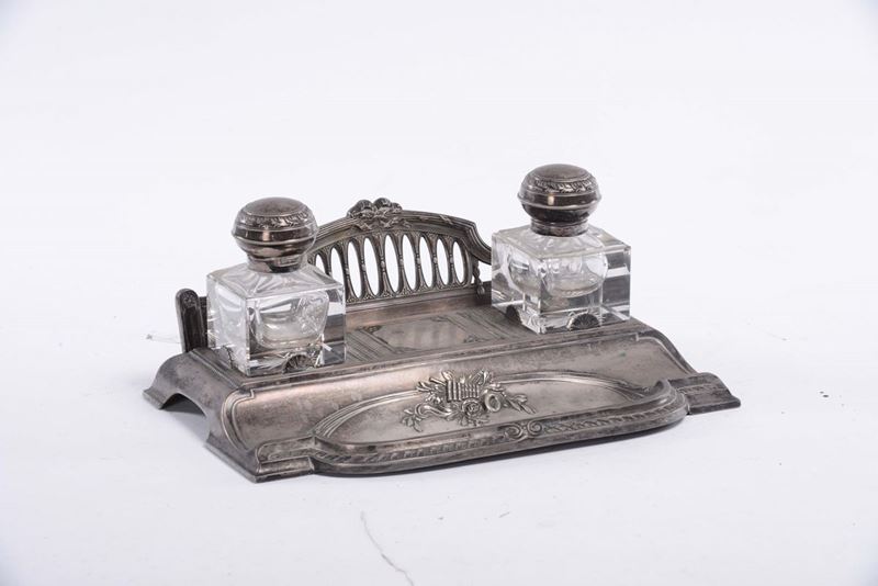 Calamaio in argento sbalzato, XIX secolo  - Asta Arredi e Oggetti d'Arte da Importanti Collezioni Private - Cambi Casa d'Aste