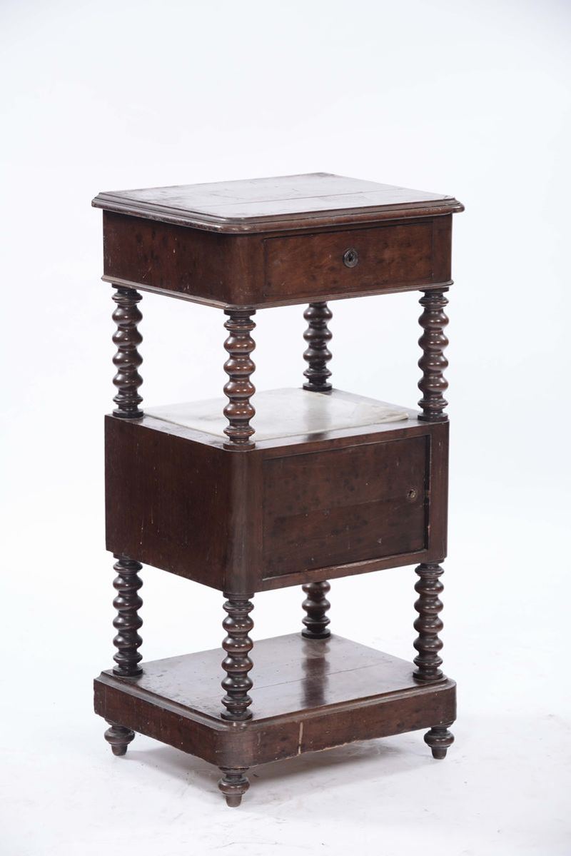 Comodino con colonnine a torciglione  - Asta Asta a Tempo 9-2013 - Cambi Casa d'Aste