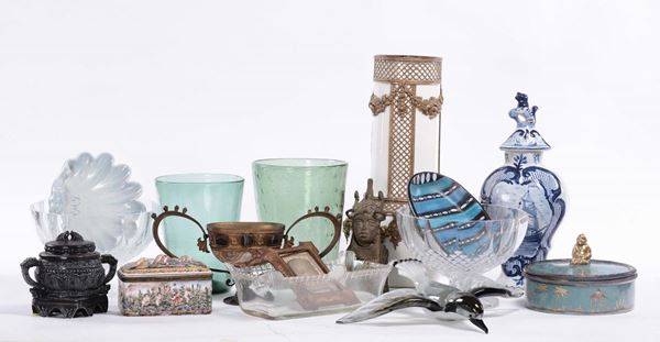Lotto di oggetti e vasi in materiali diversi
