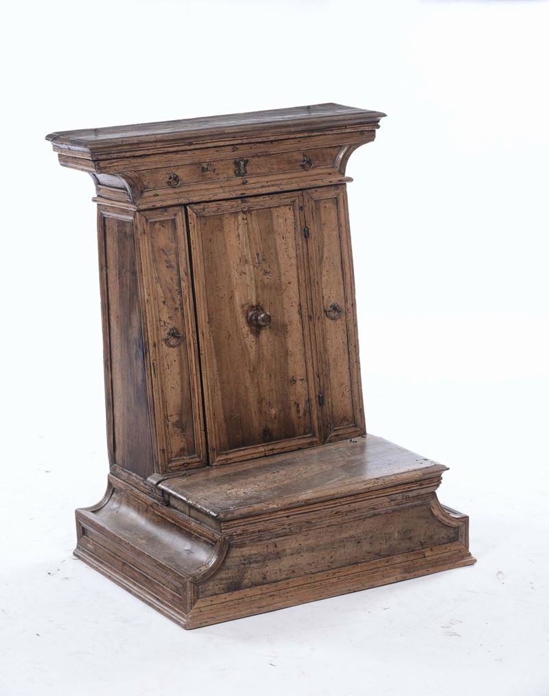 Inginocchiatoio in noce ad un'anta, XIX secolo  - Auction Furnishings and Works of Art from Important Private Collections - Cambi Casa d'Aste