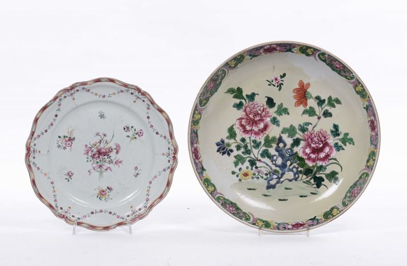 Due piatti diversi in porcellana, Cina XVIII secolo  - Asta Arredi e Oggetti d'Arte da Importanti Collezioni Private - Cambi Casa d'Aste