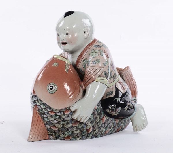 Putto giapponese con pesce in porcellana, XIX secolo