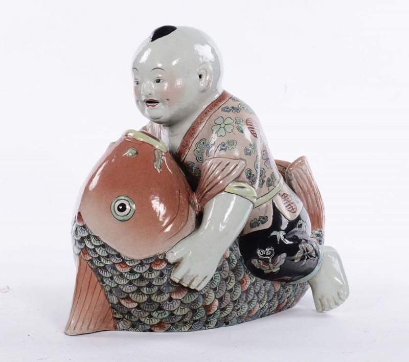 Putto giapponese con pesce in porcellana, XIX secolo  - Asta Arredi e Oggetti d'Arte da Importanti Collezioni Private - Cambi Casa d'Aste