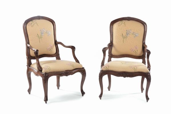 Coppia di poltrone Luigi XV in noce, Genova XVIII secolo