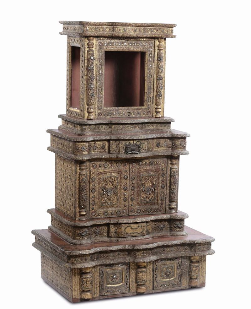 Raro altare in legno riccamente dorato con inserti in vetri colorati, Thailandia, inizio XIX secolo  - Asta Fine Chinese Works of Art - II - Cambi Casa d'Aste