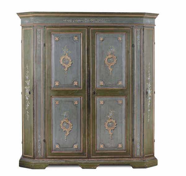 Armadio a due ante interamente laccato in policromia a fondo verde, XVIII-XIX secolo
