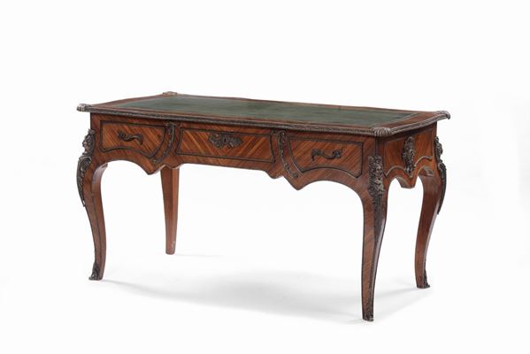 Scrivania da centro interamente lastronata, XIX secolo